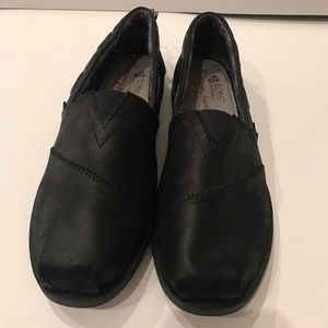 Bobs from Skechers Women’s Chill Luxe Slide On W9